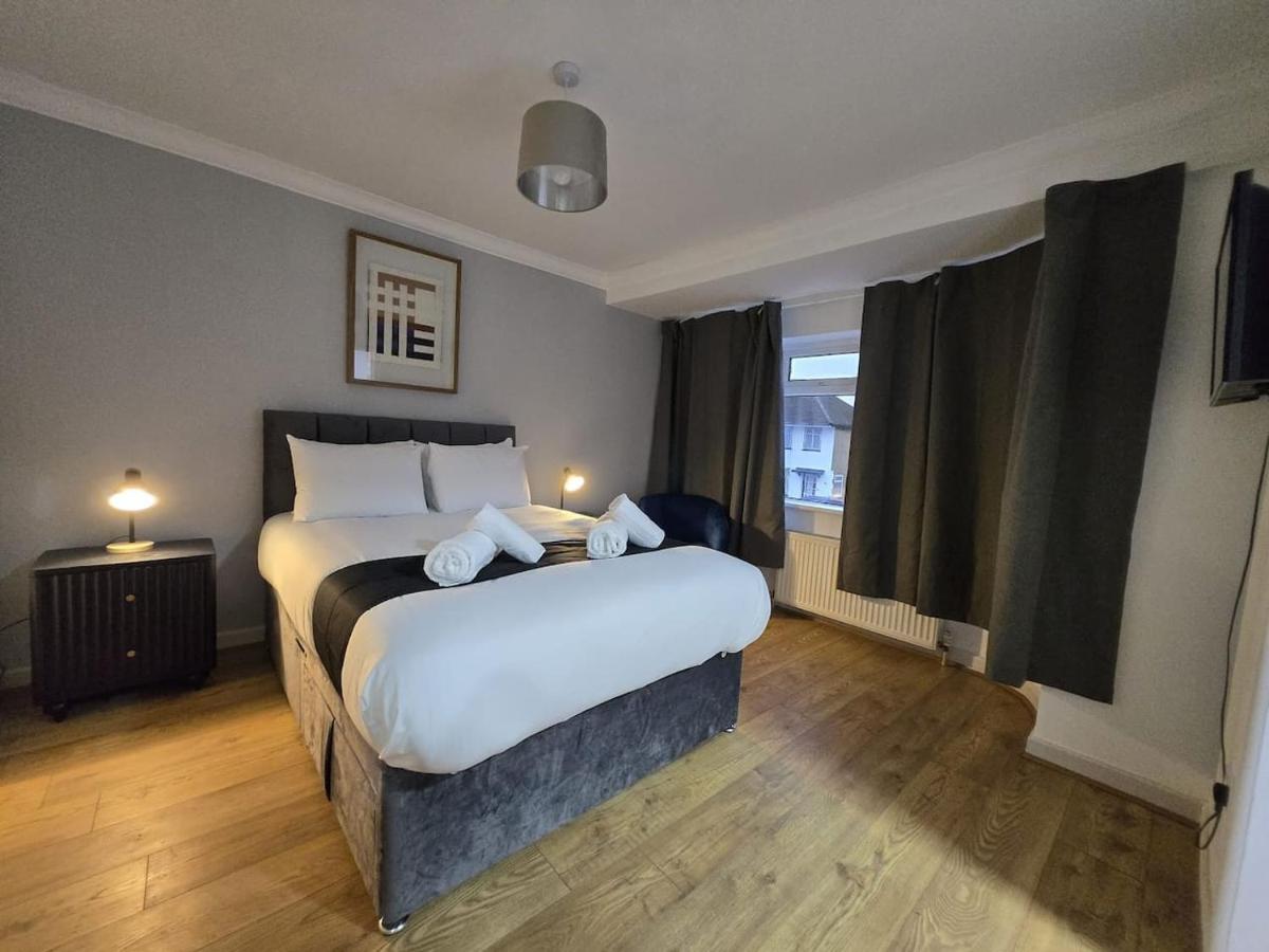 Spacious Windsor House 5B - 4 En-Suites -Sleeps 10 - Ferienwohnung Slough