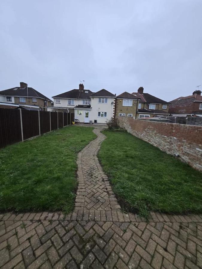 Spacious Windsor House 5B - 4 En-Suites -Sleeps 10 - Ferienwohnung Slough