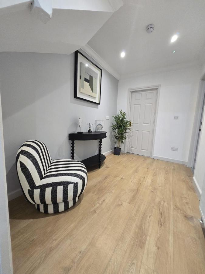 Spacious Windsor House 5B - 4 En-Suites -Sleeps 10 - Ferienwohnung Slough