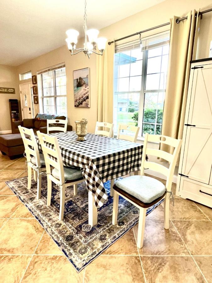 Pet Paradise Near the Beach - Bed and Breakfast Palm Coast