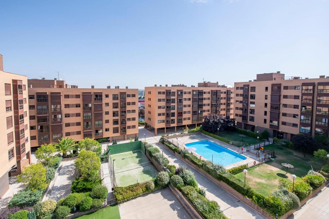 Piso Exclusivo con Piscina y Atención 24 horas cerca del Aeropuerto e IFEMA - B&B Madrid