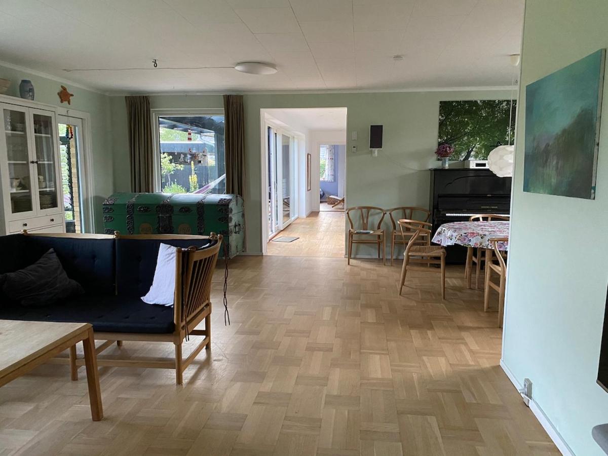 Large, beautiful villa, 800 meters from water - B&B Brøndby Strand