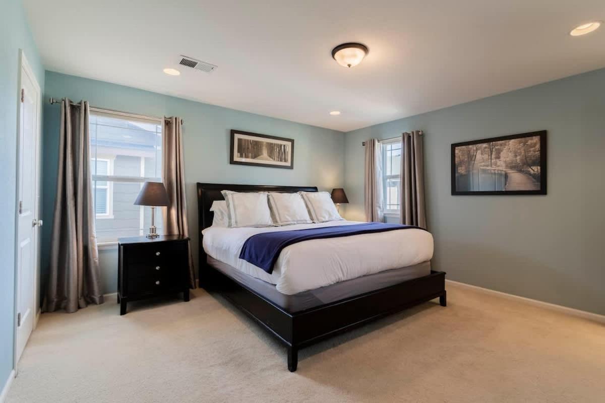 Spacious Family Friendly Townhome in Central Park - B&B Denver
