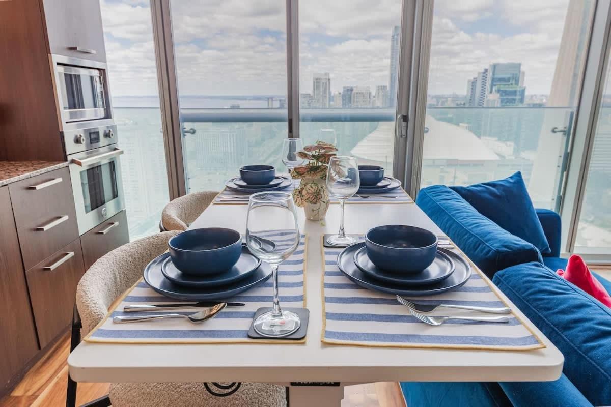 World Cup Ready Toronto Stay with CN Tower View - B&B Toronto