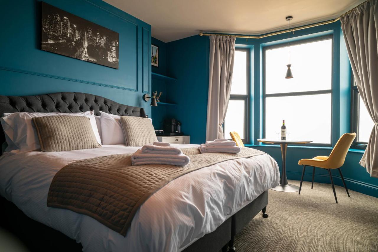 Zimmer mit Kingsize-Bett und Meerblick