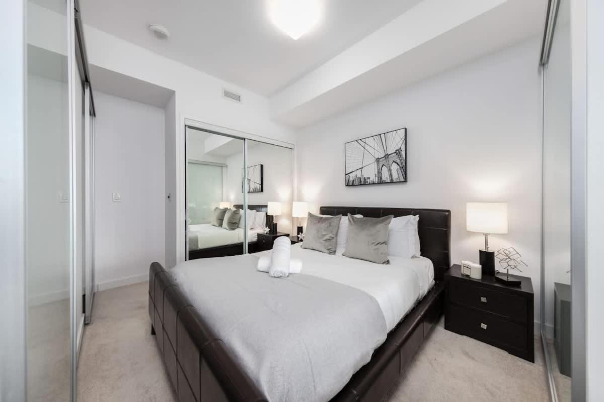 Charming 1BR Downtown Condo with Lakeview Balcony - Chambres d'hôtes Toronto