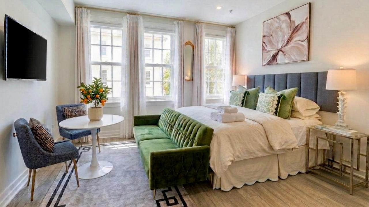 The Green Room - Poolview, Parking Spot, and 24x7 Desk at 1920s Historic Residence on Palm Beach Island - Chambres d'hôtes Palm Beach
