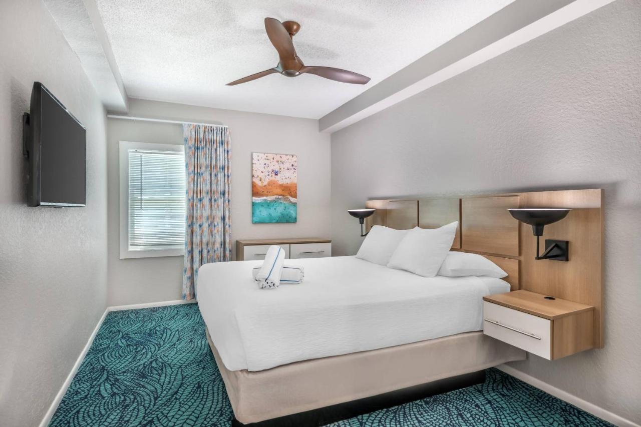 White bed sits at pet-friendly Coconut Palms Beach Resort II an Ascend Collection Hotel in New Smyrna Beach, FL.