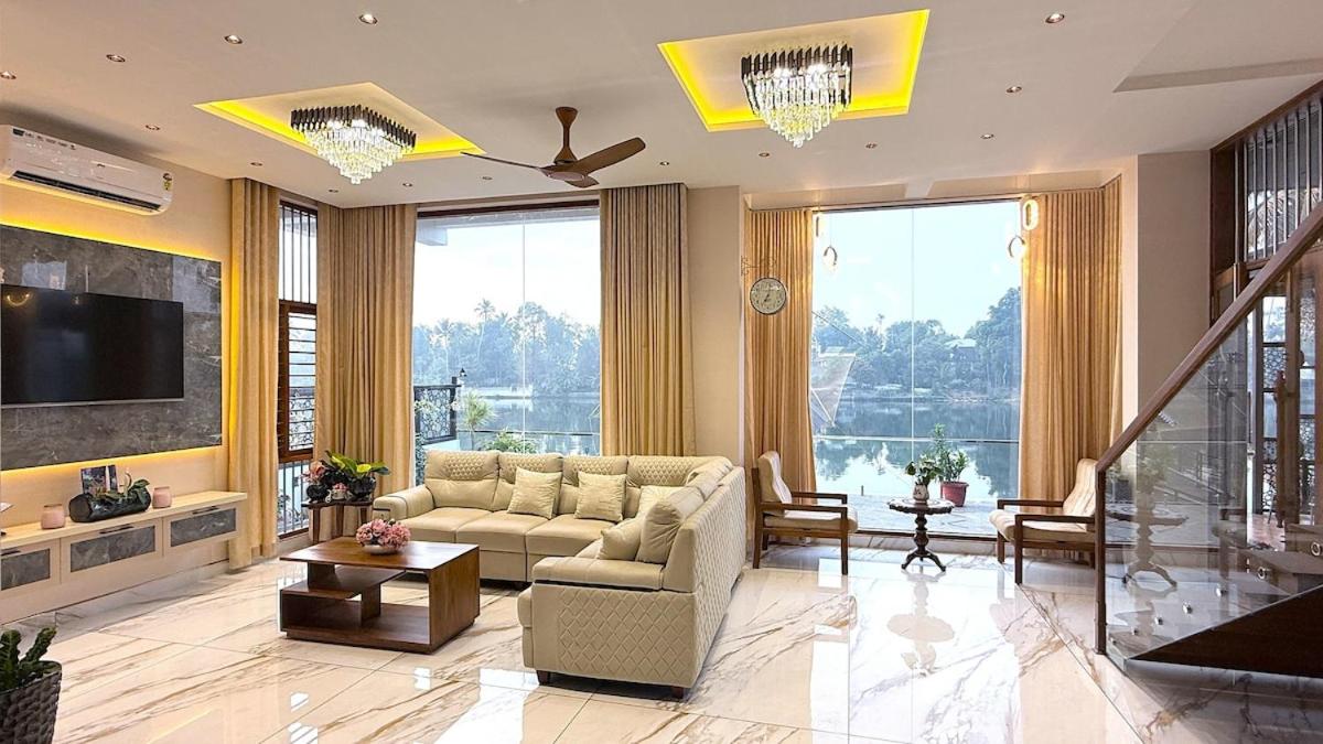 Nihara - Ultra Luxury Waterfront stay in Kochi! - B&B Kochi