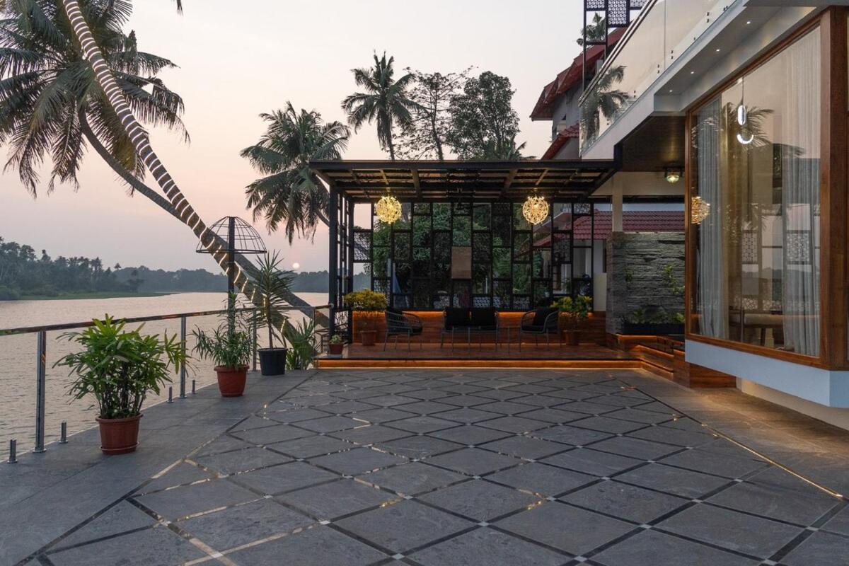 Nihara - Ultra Luxury Waterfront stay in Kochi! - B&B Kochi
