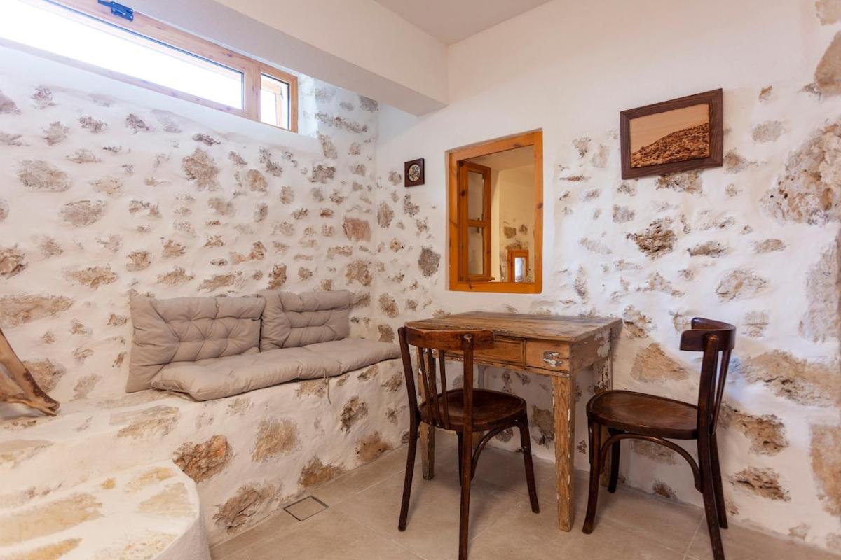 Authentic Stone House with Courtyard in Dhermi - B&B Dhërmi