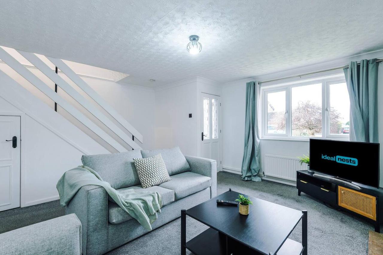 Quiet home: Games room, drive, Peaks & Mcr train - B&B Bredbury