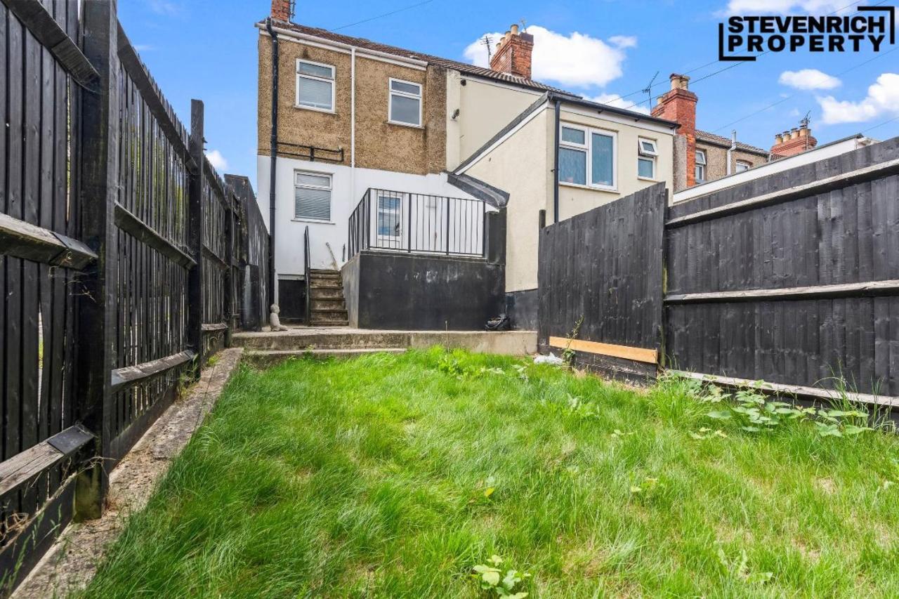Group Stays, Spacious 3 Bedroom House, Parking, Sleeps 6 - B&B Swindon