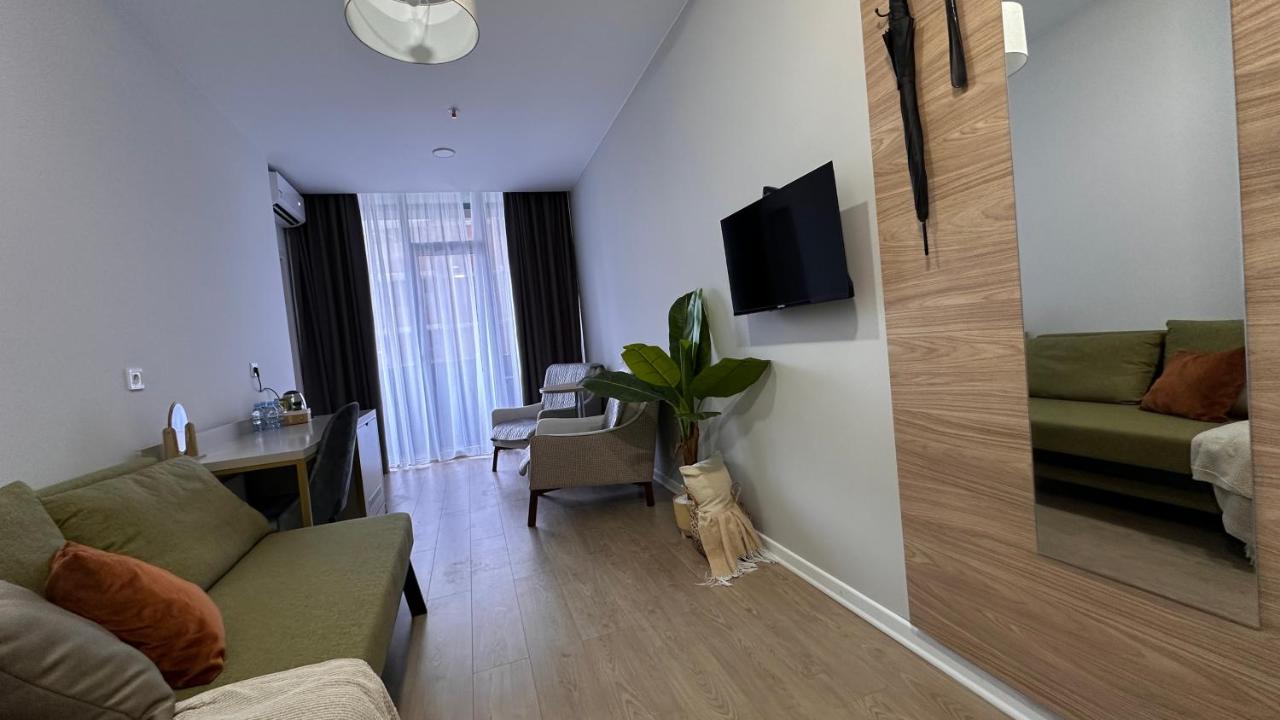 Modern 1BR Seaside Apartment, Walk to the Beach - Bed and Breakfast K’akhaberi