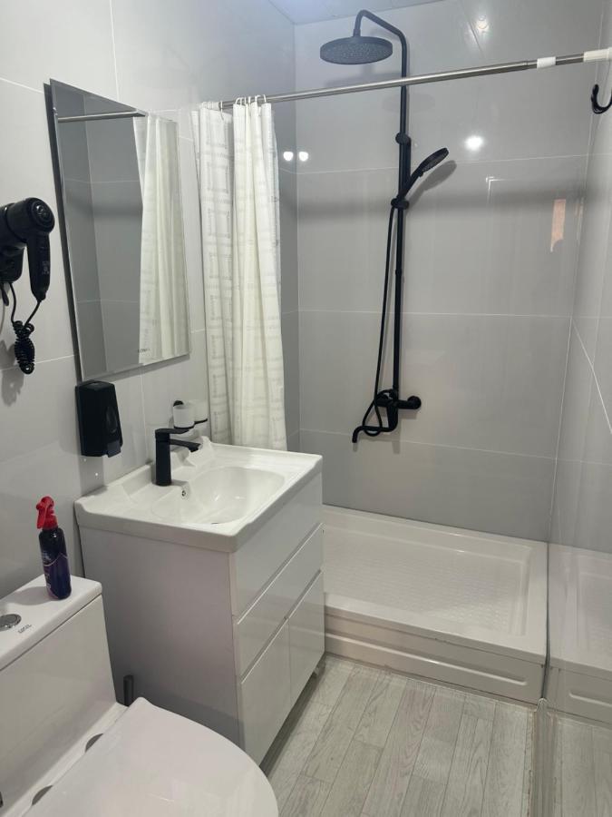 Camera Doppia con Letti Singoli e Bagno in Comune
