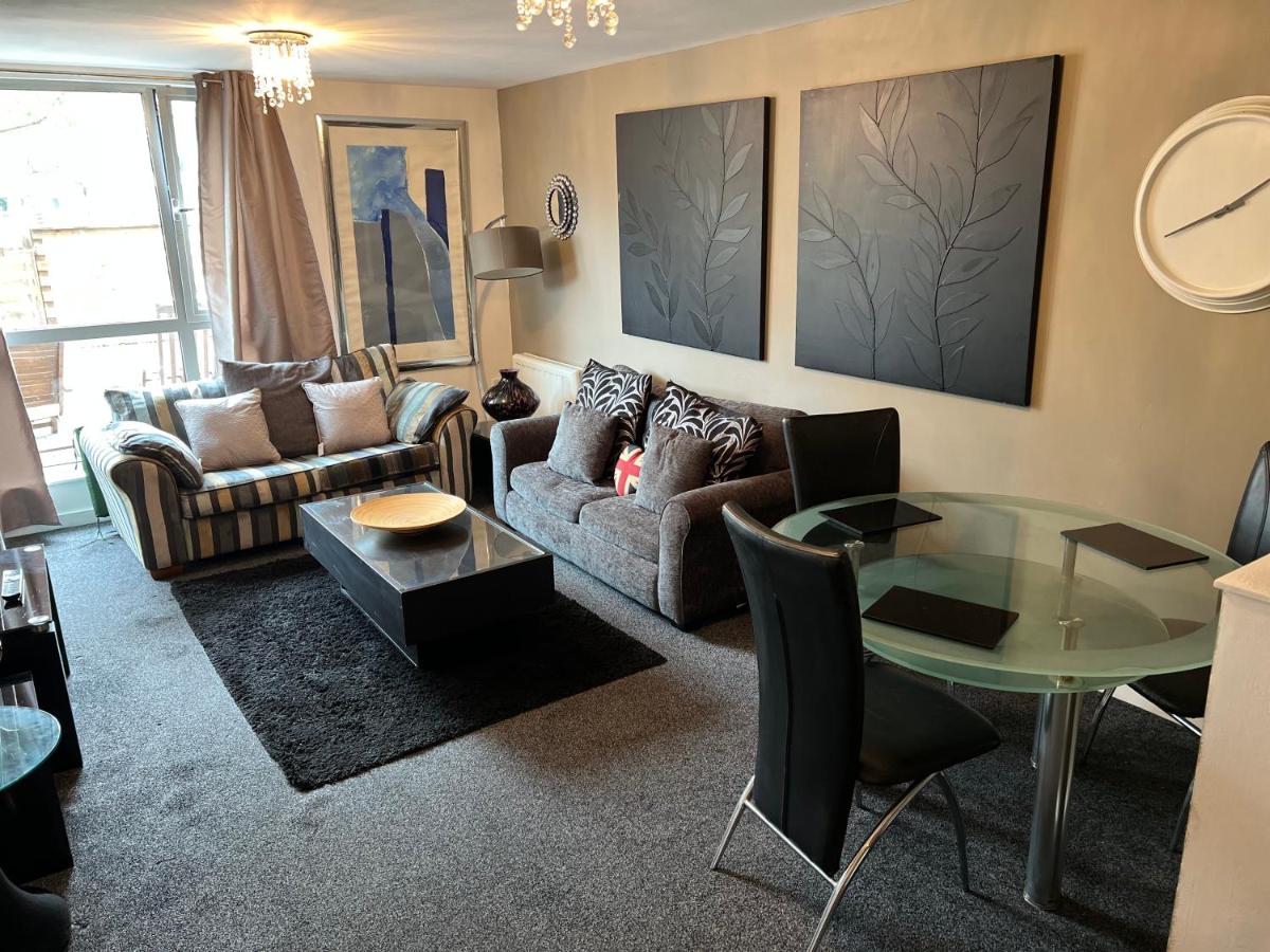 Show home Apartment Sleeps Up To 4 with Free Secure Parking Space and Only 5 mins walk from Gunwharf Quays and Historic Dockyard Attractions - B&B Portsmouth