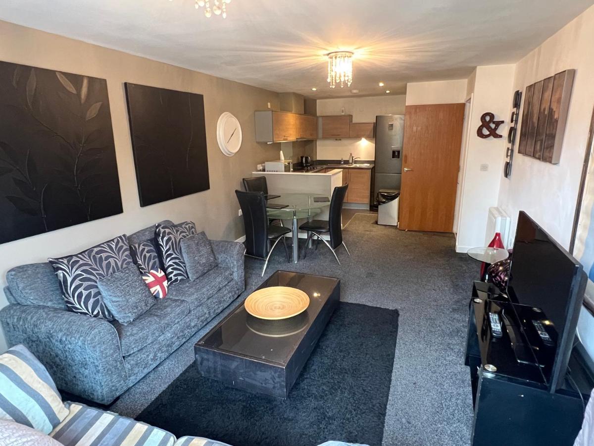 Show home Apartment Sleeps Up To 4 with Free Secure Parking Space and Only 5 mins walk from Gunwharf Quays and Historic Dockyard Attractions - B&B Portsmouth