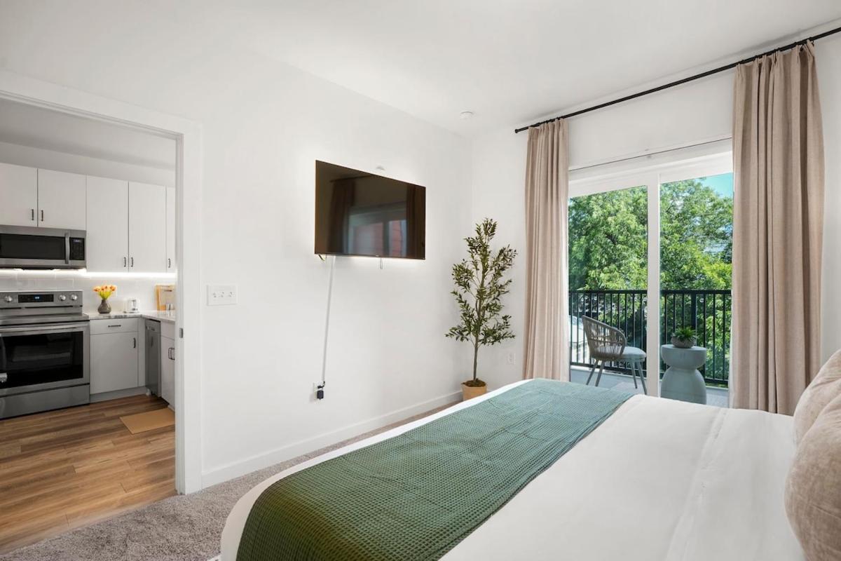Modern 1BR Condo in O4W - Prime ATL Location 525Pkwy205 - Ferienwohnung Atlanta