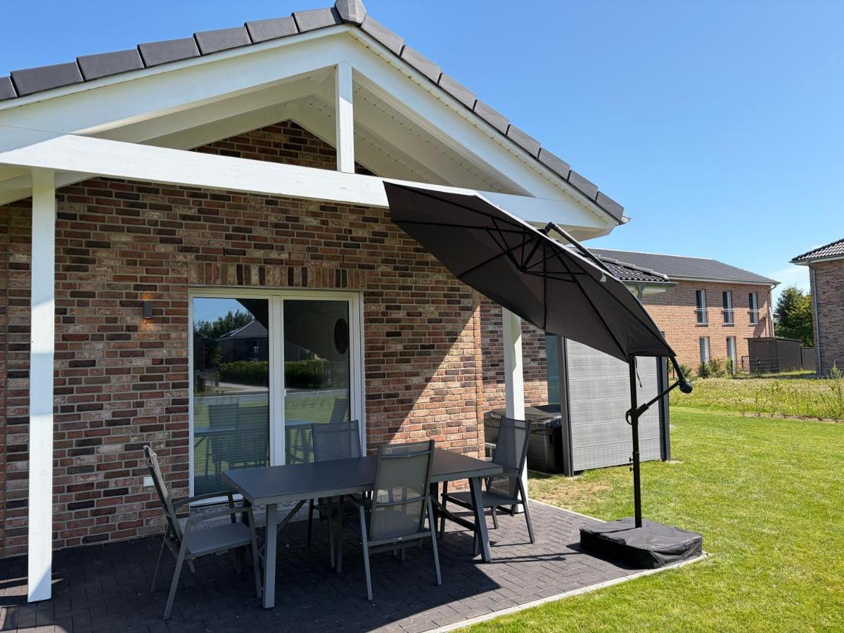 Nord und Wind Ruhiges Ferienhaus mit Wallbox, Sauna und Whirlpool 800m zur Nordsee 5 Sterne DTV - Chambres d'hôtes Büsum