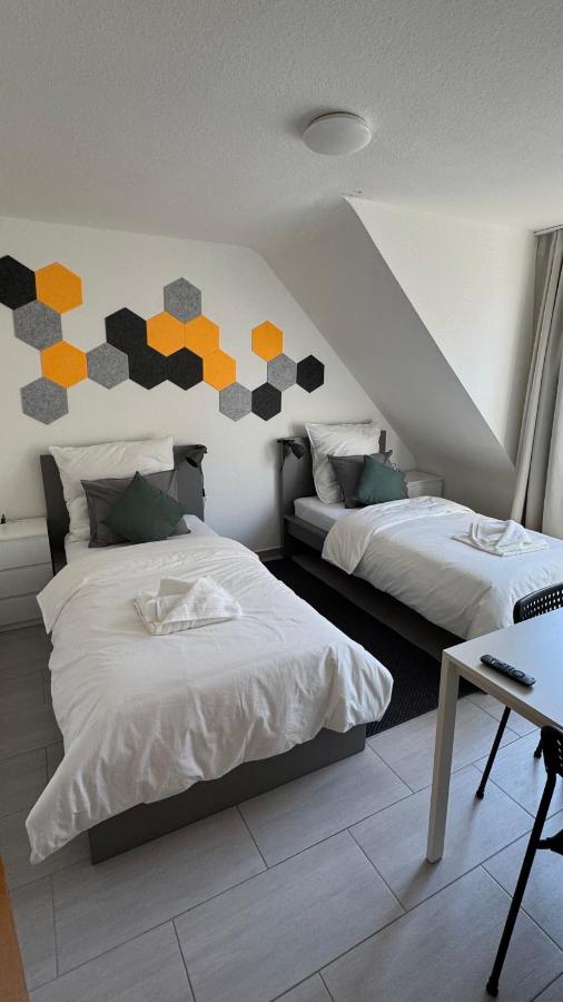 DUTTI'S Apartments l 4 Rooms I 8 Beds l Kitchen I TV - B&B Duisburg
