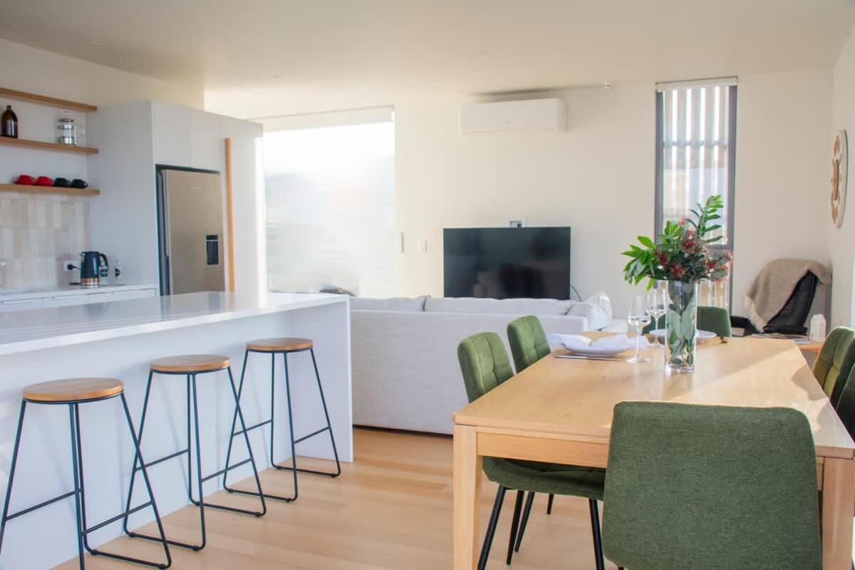 Rangatahi Retreat - Superior Stays - Bed and Breakfast Raglan