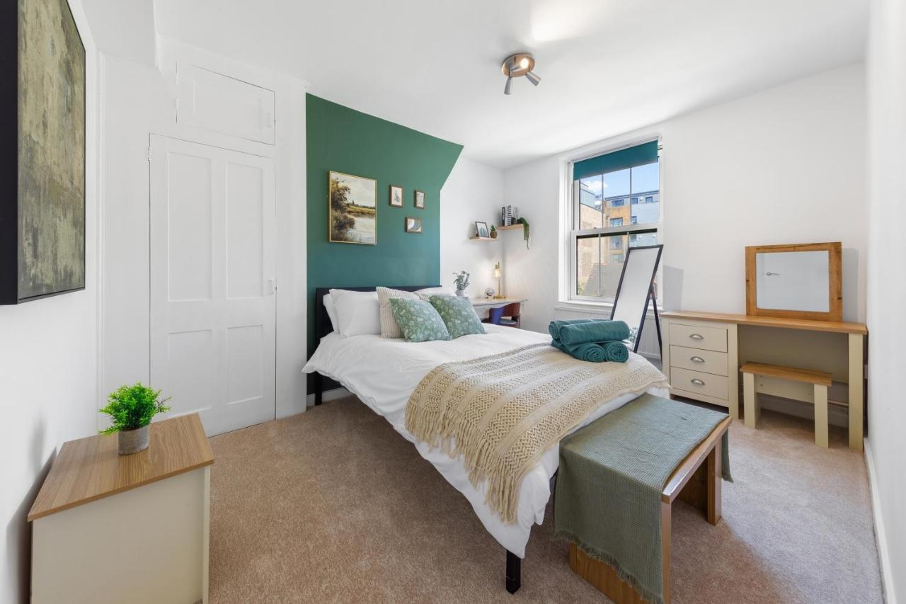 Camden Town Spacious 3 Bed, LDN, Sleeps up to 7! - Bed and Breakfast Londen
