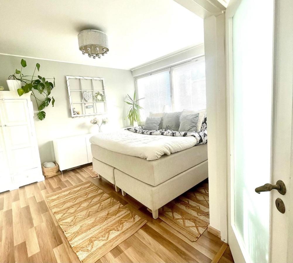 Premium three-room apartment with own parking and balcony - next to the subway in Lauttasaari! - Chambres d'hôtes Helsinki
