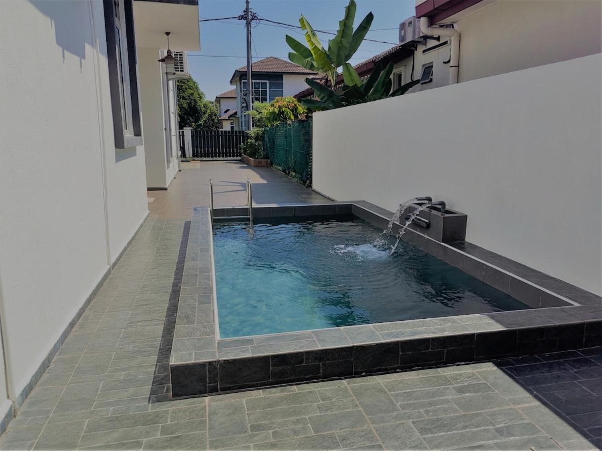 Homestay Anjung Seri Songket, Private Pool, BBQ & Spacious House - B&B Kampong Lanjut Manis