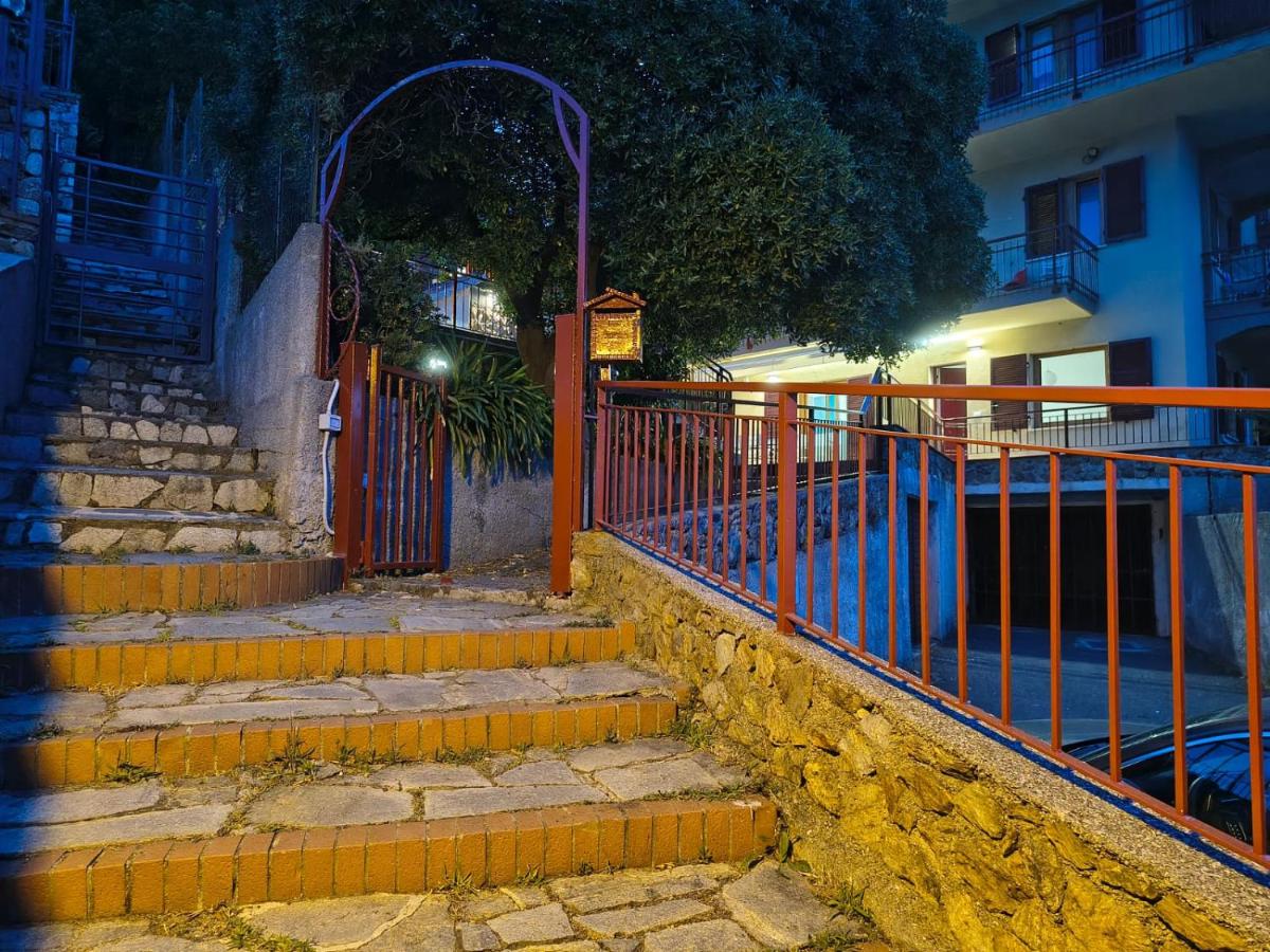 Le Tre Terrazze sul Blu vista mare, piscina idromassaggio, posto auto coperto - B&B Bergeggi