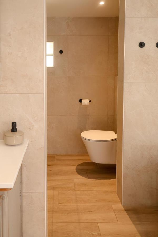A white wall-mounted toilet sits at dog-friendly Ons Hofke in Lubbeek.