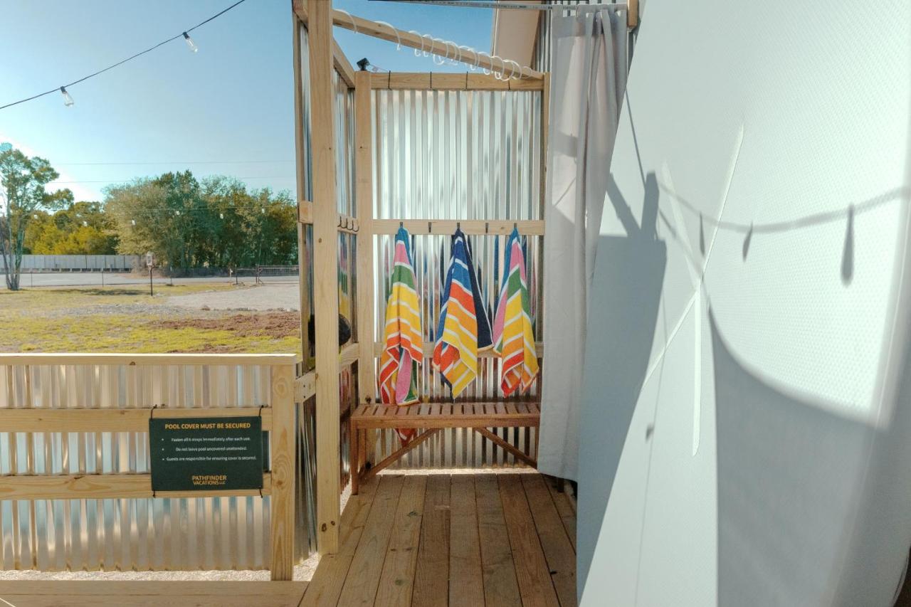 Game Barn, Cowboy Pool, 17ft Movie Screen - sleeps 10 - B&B Fischer