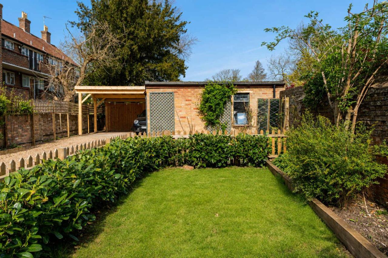 Stunning 4-Bed Hertford Townhouse Sleeps 8 - B&B Hertford