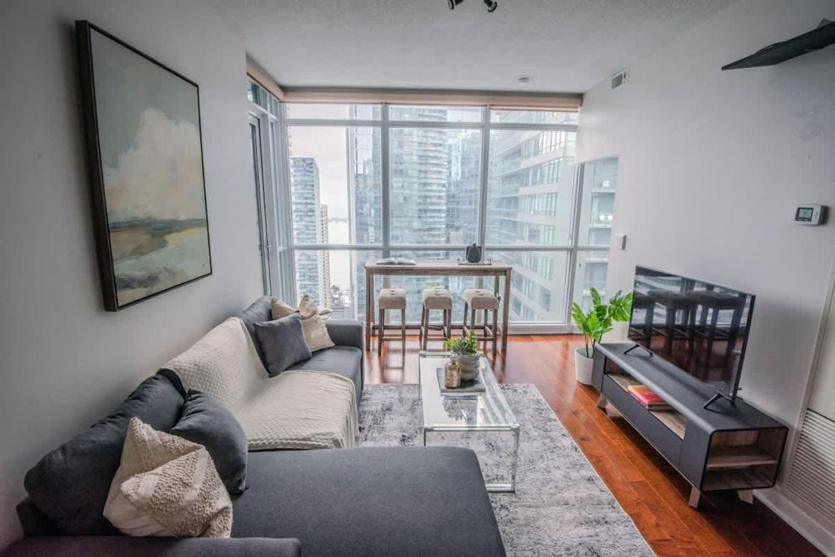 3BR Urban Gem with Scenic Balcony Views - B&B Toronto
