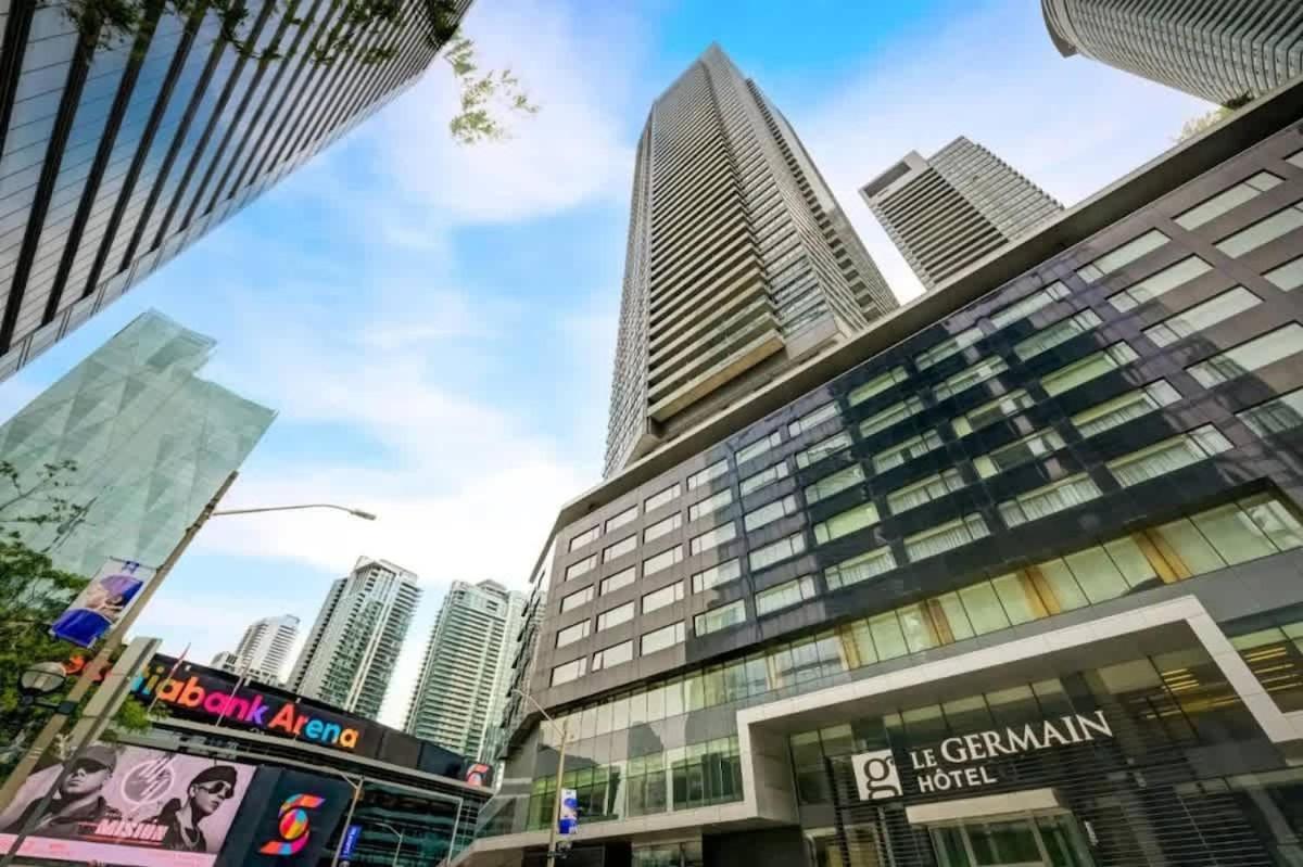 Pristine Modern 2BR Condo Private BBQ and Balcony - B&B Toronto