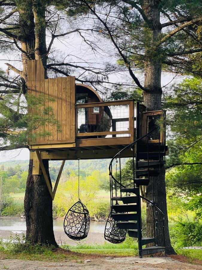 Designer A-Frame Treehouse with hot tub on river - B&B Johnson
