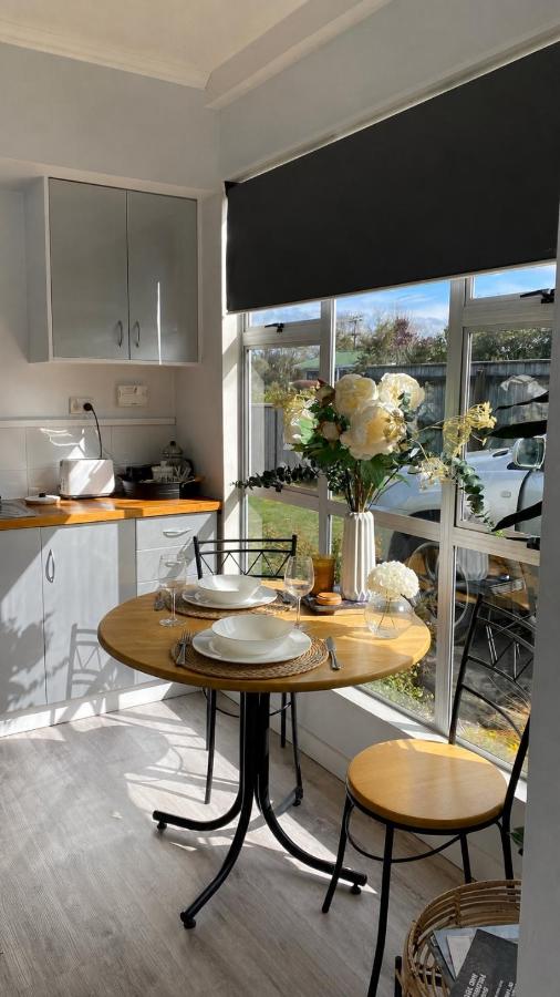 Sunny flat 5 minute walk to town - B&B Motueka