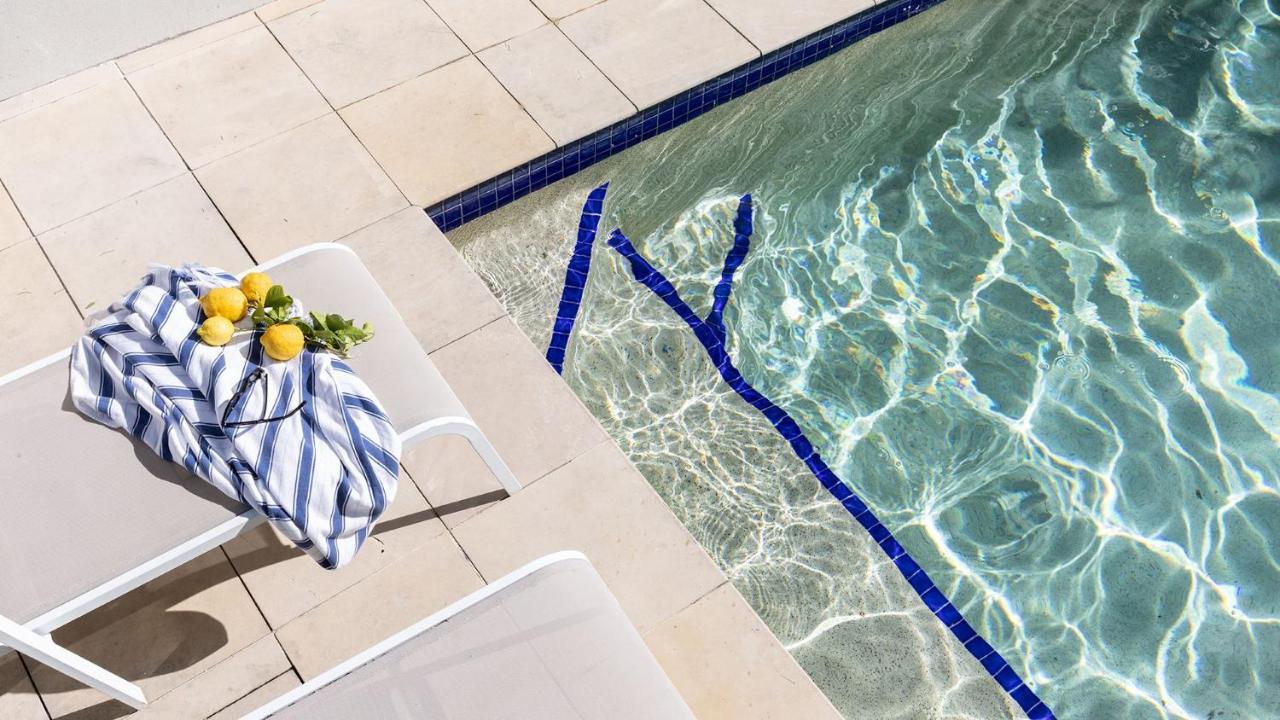 White Sails 1 - Coastal Elegance with Pool Overlooking Convent Beach - Holiday Yamba - B&B Yamba