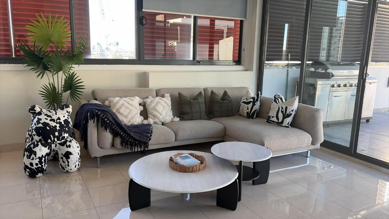 Modern Penthouse 7-min Walk to Station & Westfield - Chambres d'hôtes Sydney