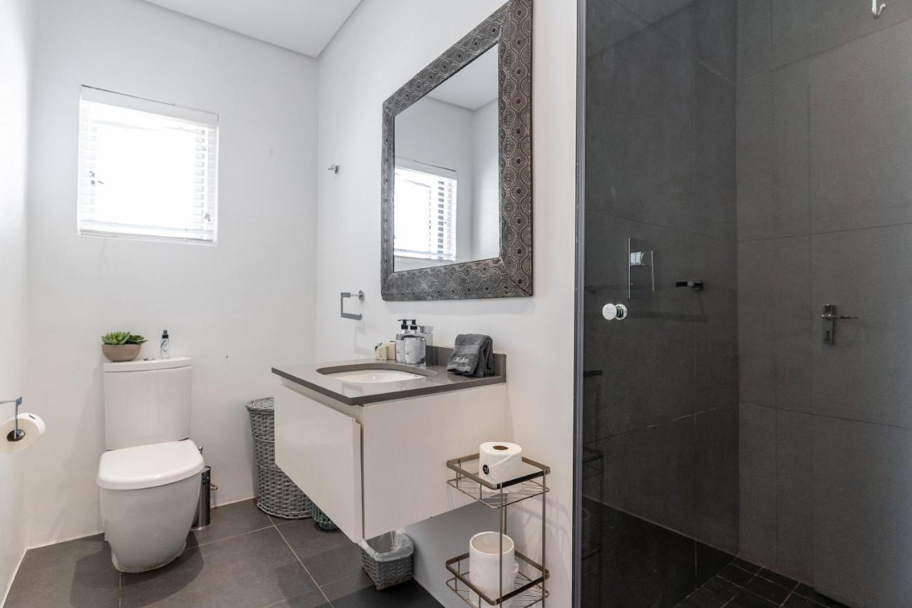 Luxury Villa, Ocean and Mountain Views, Family Friendly, Pool - Jo Leo Camps Bay - B&B Città del Capo
