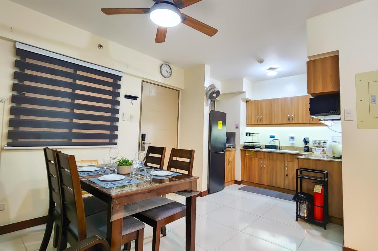 2BR Fully Air-Conditioned Staycation with Parking - Chambres d'hôtes Manille
