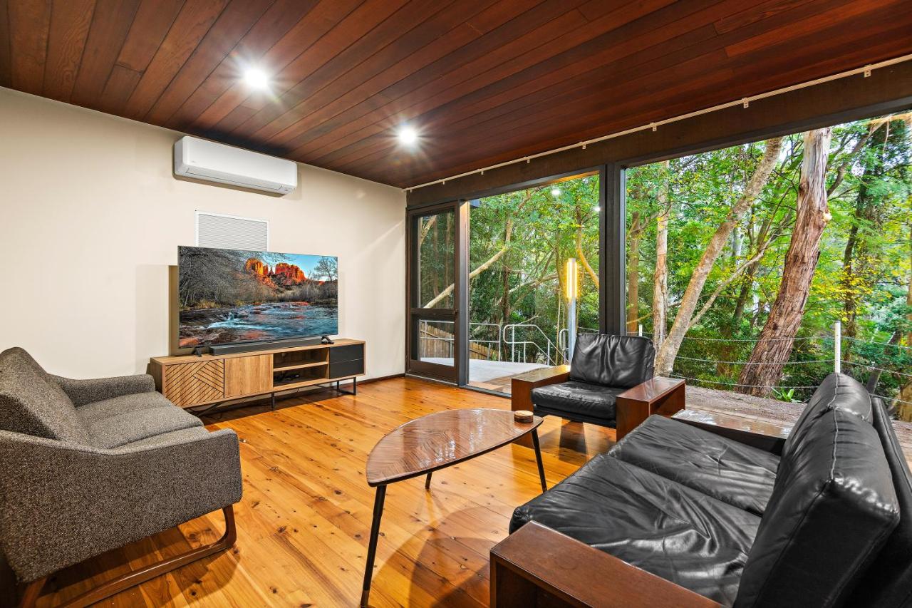 Keiraville 4 Bed Hilltop Home with Bushland Views - Bed and Breakfast Grevillia