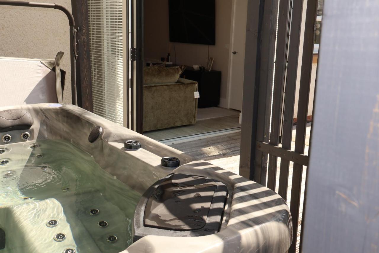 Stylish 3-Bed Glasgow Retreat, Private Hot Tub & Parking - B&B High Blantyre