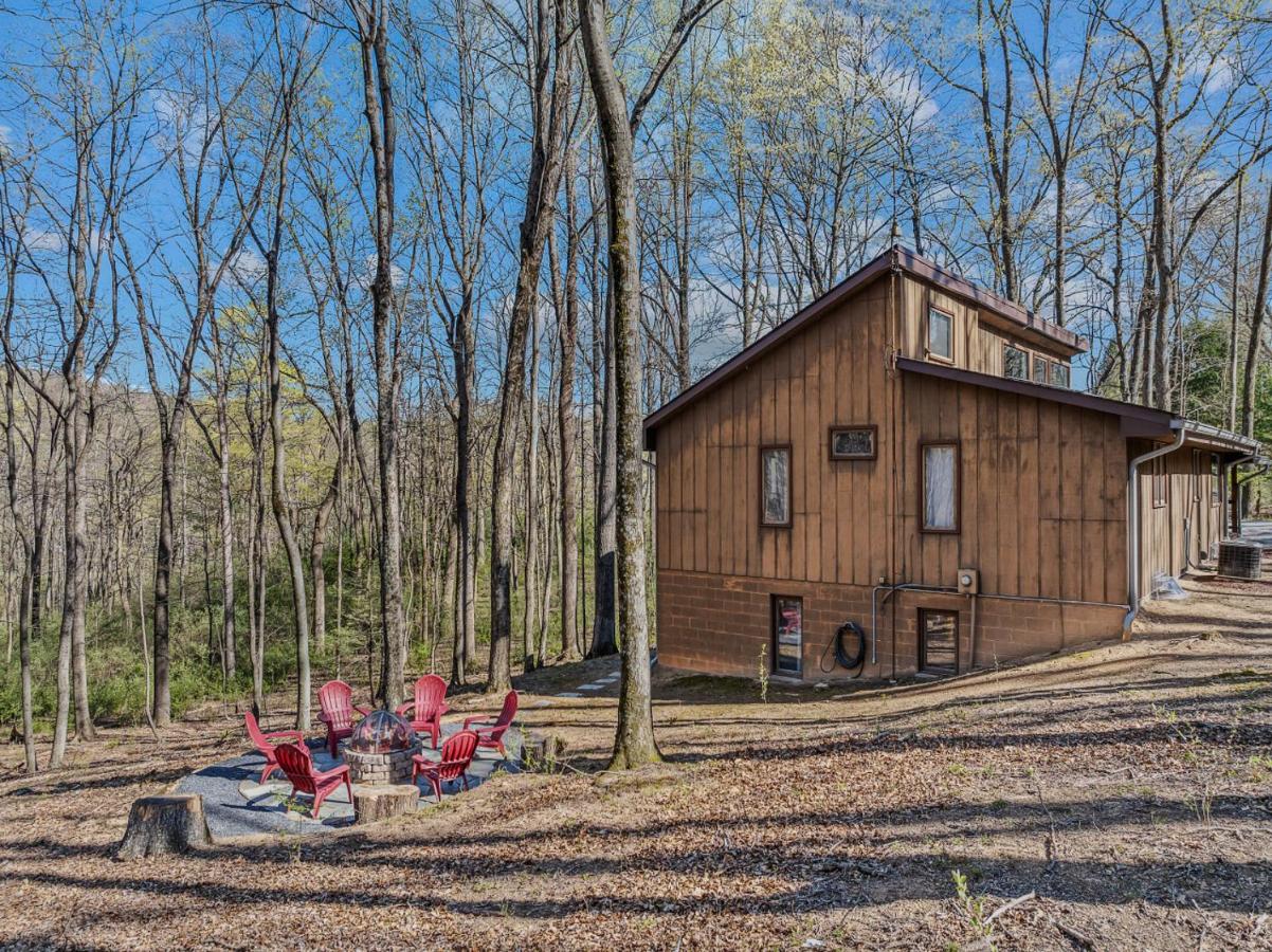 Ma-ple Haven --Wifi, Fireplace, Deck, Fire Pit, Family Friendly, Game Room, Pool Access - B&B Berkeley Springs