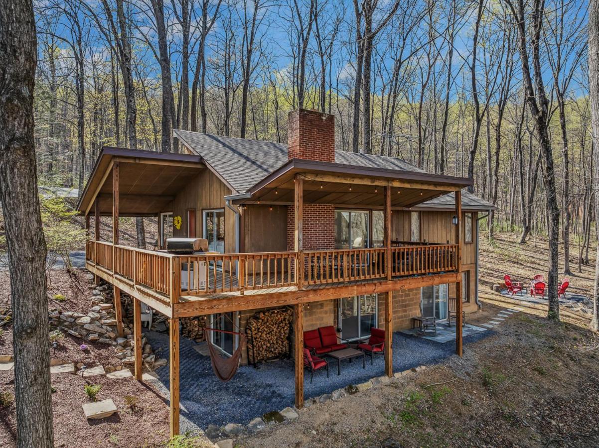 Ma-ple Haven --Wifi, Fireplace, Deck, Fire Pit, Family Friendly, Game Room, Pool Access - B&B Berkeley Springs