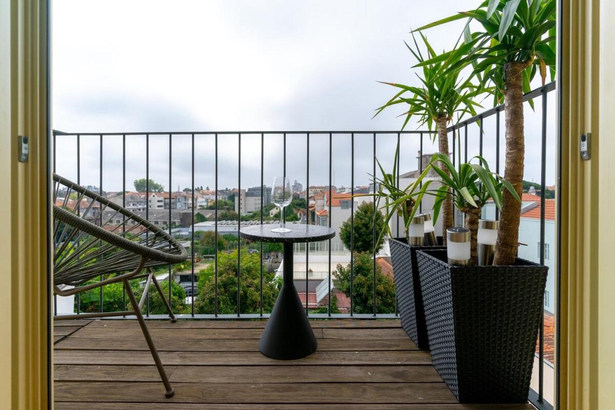 Great flat w. balcony on iconic pedestrian street - Chambres d'hôtes Porto