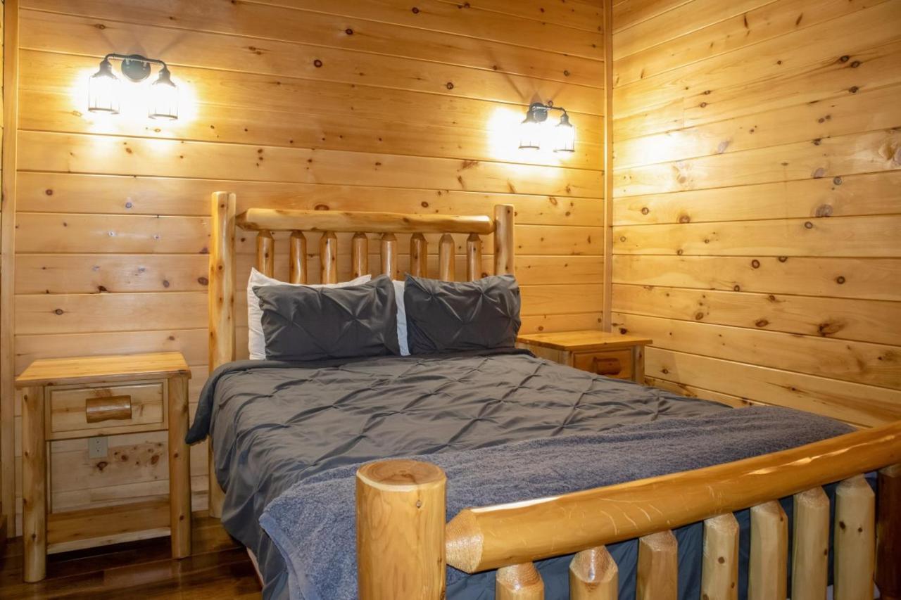 Moonbow Cabin - Secluded Couples Cabin with Hot Tub - Bed and Breakfast Rogers