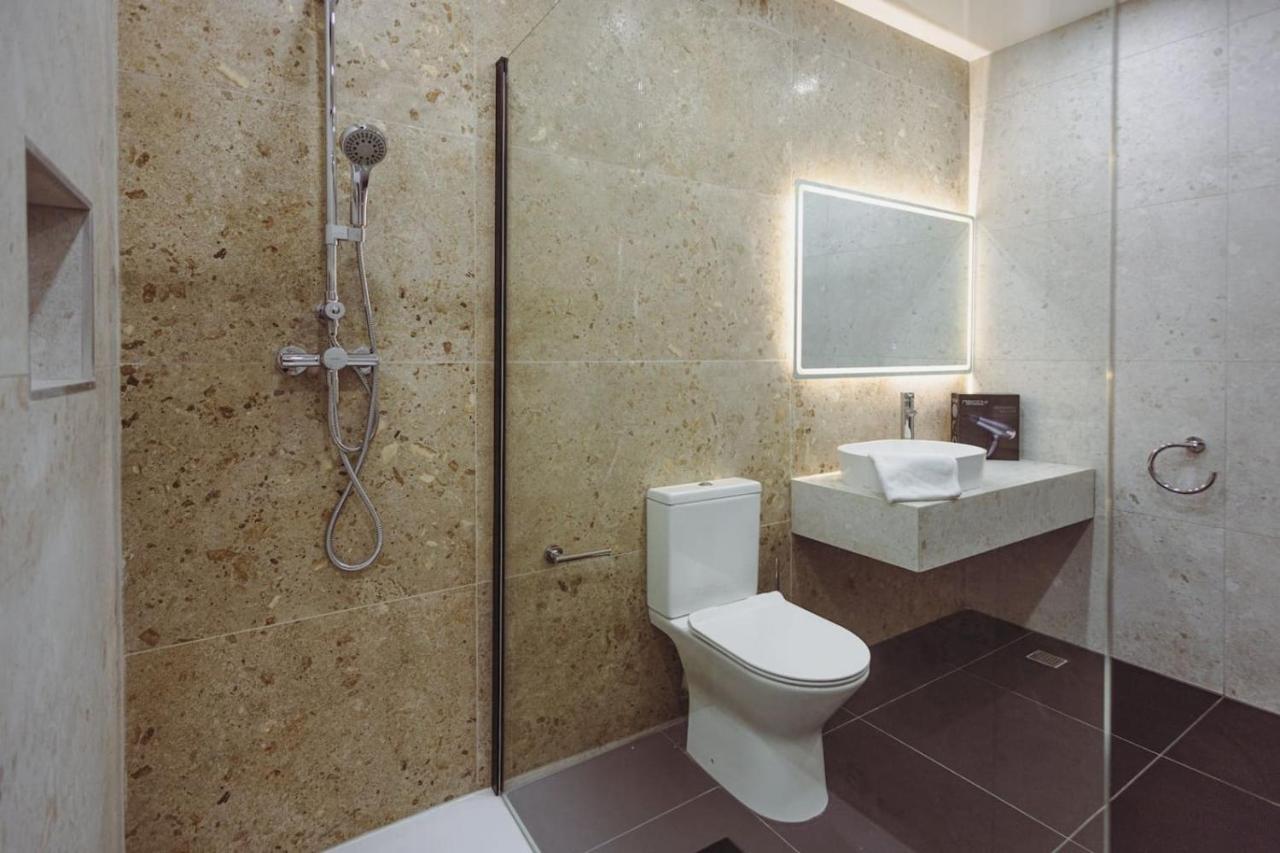 Azure - Sea Front - Sliema Ferries - Private Jacuzzi - B&B Sliema
