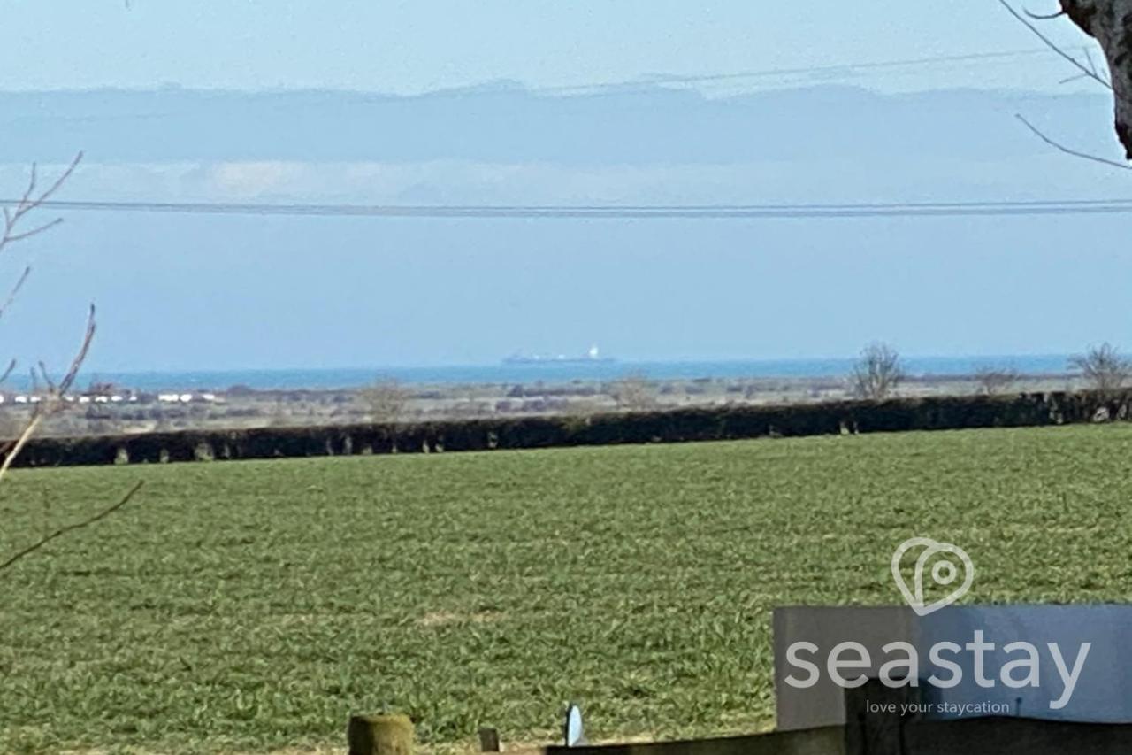 The Gatehouse Lodge Farm Stay, Distant Sea Views - B&B Deal