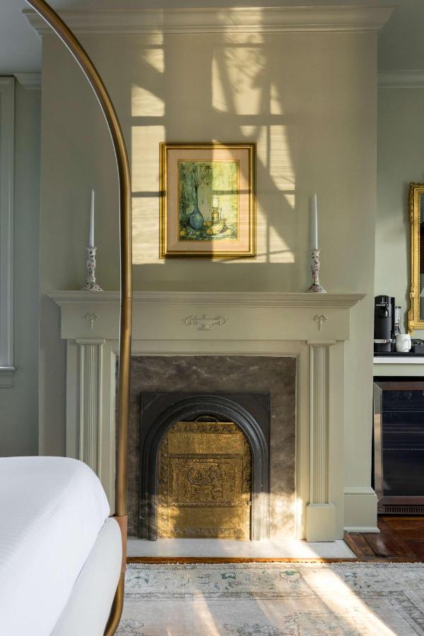 The Nicholas Veranda King Suite - Steps to King - B&B Charleston