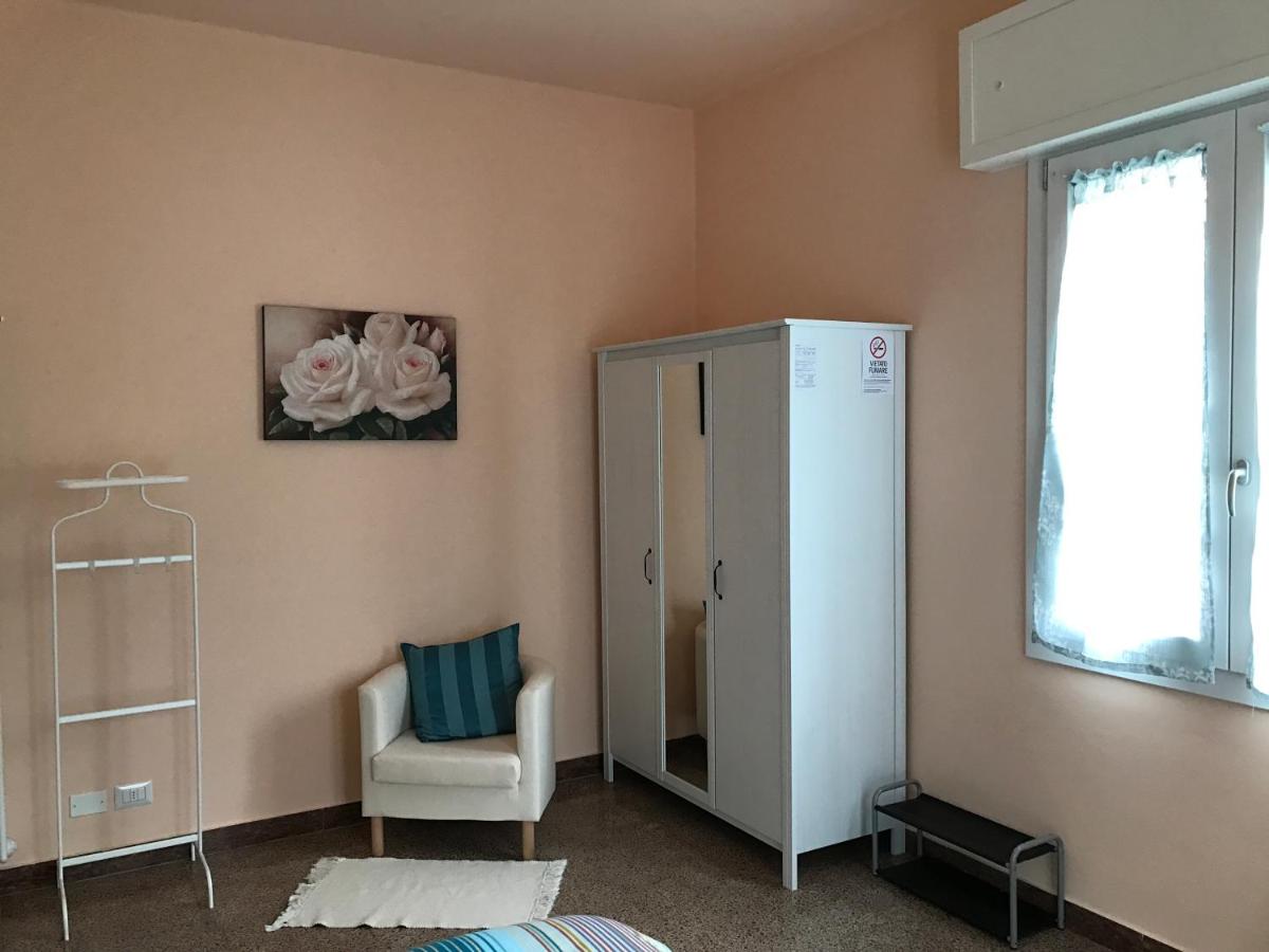 Camera Doppia con Letti Singoli e Bagno in Comune